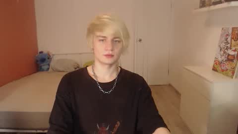 Snapshot of oliver_sweet_ chatting on 10/15/25, 01:50 Oliver online show from 10/15/25, 01:50