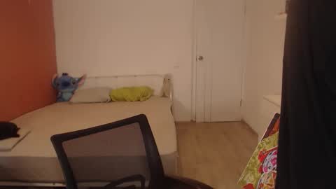 Snapshot of oliver_sweet_ chatting on 10/17/25, 01:53 Oliver online show from 10/17/25, 01:53