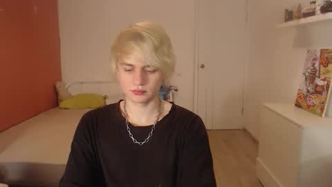 Snapshot of oliver_sweet_ chatting on 10/23/25, 01:38 Oliver online show from 10/23/25, 01:38