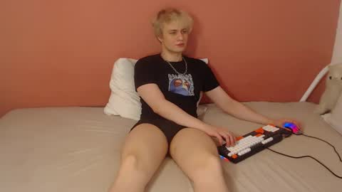 Snapshot of oliver_sweet_ chatting on 04/26/26, 01:36 Oliver online show from 04/26/26, 01:36