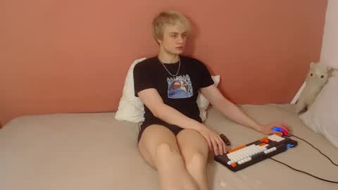 Snapshot of oliver_sweet_ chatting on 05/04/26, 01:23 Oliver online show from 05/04/26, 01:23