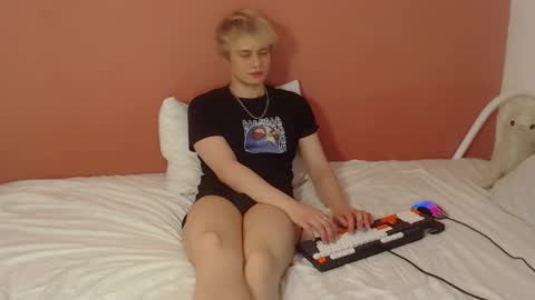 Snapshot of oliver_sweet_ chatting on 05/05/26, 01:35 Oliver online show from 05/05/26, 01:35