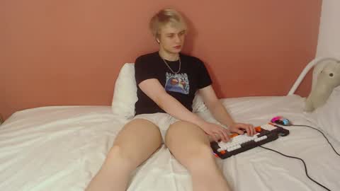 Snapshot of oliver_sweet_ chatting on 05/24/26, 01:43 Oliver online show from 05/24/26, 01:43