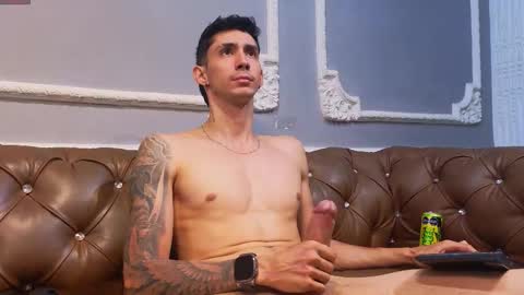 Snapshot of oliverbennet chatting on 11/18/25, 11:26 Oliver bennet online show from 11/18/25, 11:26