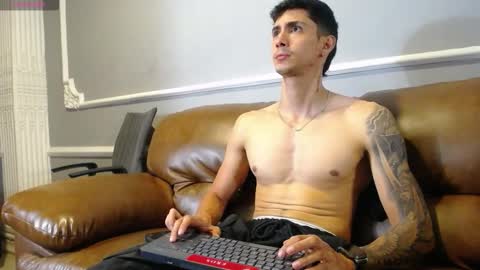 Snapshot of oliverbennet chatting on 11/19/25, 11:38 Oliver bennet online show from 11/19/25, 11:38