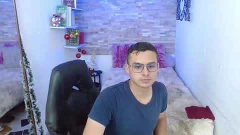 Snapshot of olivercruz_ chatting on 12/18/25, 03:45 Oliver online show from 12/18/25, 03:45