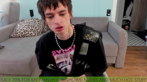 Snapshot of oliverrgroove chatting on 12/17/24, 08:01 oliverrgroove online show from 12/17/24, 08:01