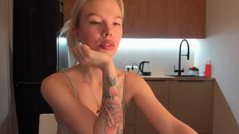 Snapshot of olivia_bells chatting on 01/05/25, 09:47 Olivia 3 online show from 01/05/25, 09:47