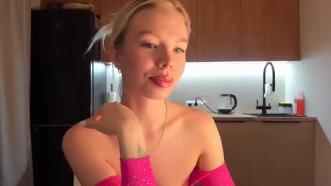 Snapshot of olivia_bells chatting on 01/12/25, 09:19 Olivia 3 online show from 01/12/25, 09:19