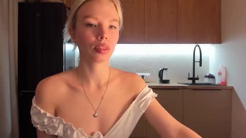 Snapshot of olivia_bells chatting on 02/11/25, 07:59 Olivia 3 online show from 02/11/25, 07:59