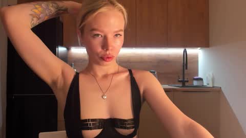 Snapshot of olivia_bells chatting on 03/12/25, 09:35 Olivia 3 online show from 03/12/25, 09:35