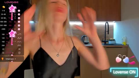 Snapshot of olivia_bells chatting on 09/08/25, 10:20 Olivia 3 online show from 09/08/25, 10:20