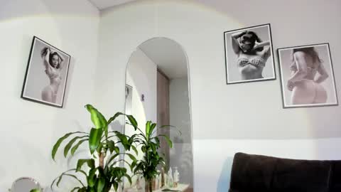 Snapshot of olivia_collisn chatting on 05/07/26, 11:04 Olivia Collins online show from 05/07/26, 11:04