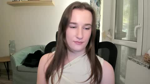 Snapshot of oliviaaa2003 chatting on 01/14/25, 10:23 Oliwiaa2004 online show from 01/14/25, 10:23