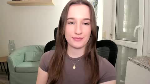 Snapshot of oliviaaa2003 chatting on 03/06/25, 10:26 Oliwiaa2004 online show from 03/06/25, 10:26