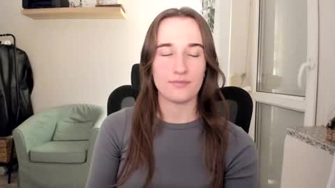 Snapshot of oliviaaa2003 chatting on 11/23/25, 10:42 Oliwiaa2004 online show from 11/23/25, 10:42