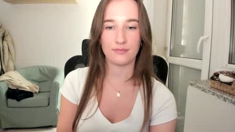 Snapshot of oliviaaa2003 chatting on 12/17/25, 10:38 Oliwiaa2004 online show from 12/17/25, 10:38