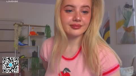 Snapshot of oliviabr0wn chatting on 10/04/25, 02:42 Olivia online show from 10/04/25, 02:42