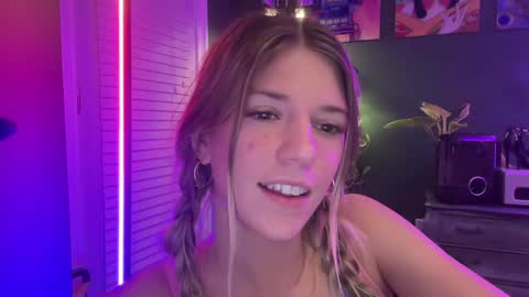 Snapshot of oliviahansleyy chatting on 12/04/24, 03:48 Olivia online show from 12/04/24, 03:48