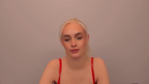 Snapshot of oliviahappy chatting on 12/17/25, 07:20 oliviaBeauty online show from 12/17/25, 07:20