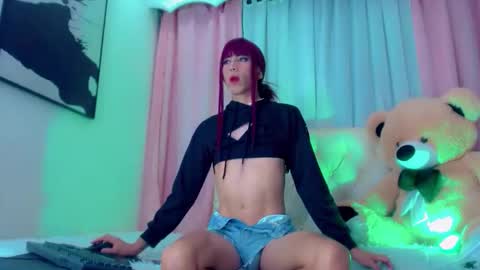 Snapshot of oliviahot01 chatting on 11/28/25, 02:25 oliviahot01 online show from 11/28/25, 02:25