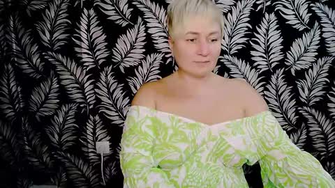 Snapshot of oliviaoskar_ chatting on 12/16/24, 03:43 Kelly online show from 12/16/24, 03:43