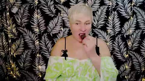 Snapshot of oliviaoskar_ chatting on 12/21/24, 12:38 Kelly online show from 12/21/24, 12:38