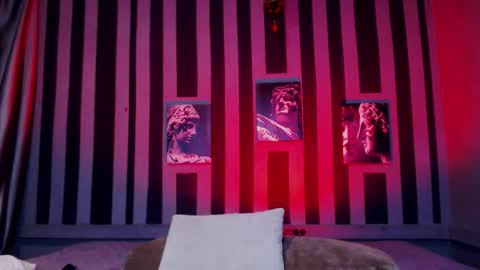 Snapshot of onaloon chatting on 12/19/25, 01:45 onaloon online show from 12/19/25, 01:45