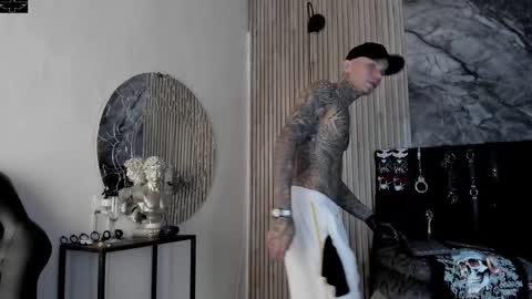 Snapshot of onceagain97_ chatting on 10/29/25, 08:32 ... online show from 10/29/25, 08:32