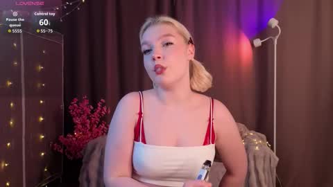 Snapshot of oopsiebegentle chatting on 03/05/26, 04:14 Annie online show from 03/05/26, 04:14