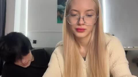 Snapshot of opiunarium chatting on 11/09/25, 05:55 Bella and John online show from 11/09/25, 05:55