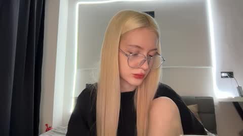 Snapshot of opiunarium chatting on 11/13/25, 02:54 Bella and John online show from 11/13/25, 02:54