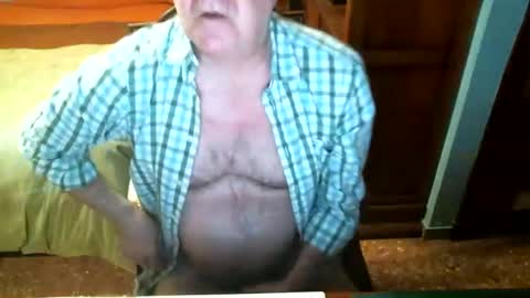 Snapshot of oscarw chatting on 12/13/24, 05:21 Oscar online show from 12/13/24, 05:21