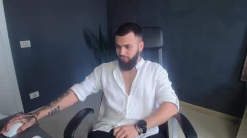 Snapshot of oscarwills chatting on 07/28/26, 11:17 OscarWills online show from 07/28/26, 11:17