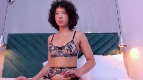 Snapshot of oshun_25 chatting on 02/12/25, 12:33 Oshun online show from 02/12/25, 12:33