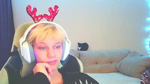 Snapshot of ostin_meoww chatting on 12/11/24, 01:17 Ostin online show from 12/11/24, 01:17