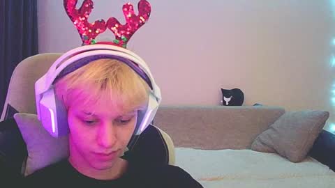 Snapshot of ostin_meoww chatting on 12/18/24, 12:40 Ostin online show from 12/18/24, 12:40