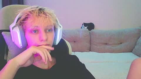 Snapshot of ostin_meoww chatting on 12/28/24, 02:21 Ostin online show from 12/28/24, 02:21
