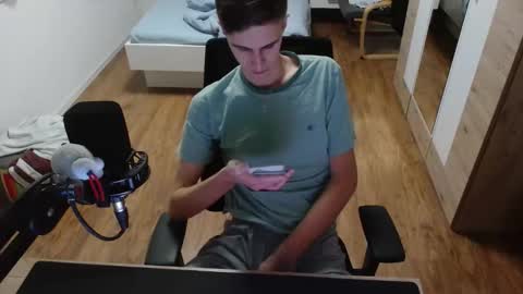 Snapshot of overkneebabe chatting on 12/15/25, 09:52 OverkneeBabe online show from 12/15/25, 09:52