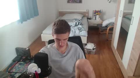 OverkneeBabe online show from 03/10/26, 07:46