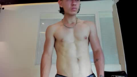 Snapshot of owenn_17 chatting on 10/10/25, 04:00 owwn online show from 10/10/25, 04:00
