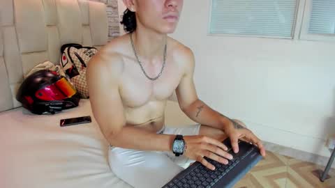 Snapshot of owenn_17 chatting on 10/14/25, 03:51 owwn online show from 10/14/25, 03:51