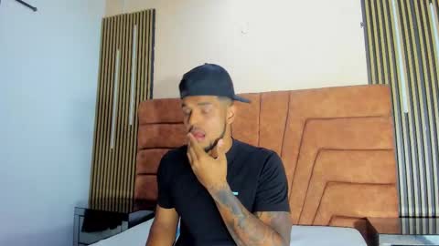 Snapshot of owenn_leee chatting on 12/18/25, 03:29 OWEN online show from 12/18/25, 03:29