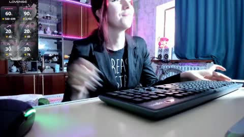 Snapshot of pa1e_pr1ncess chatting on 01/11/25, 08:22 Ella online show from 01/11/25, 08:22