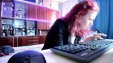 Snapshot of pa1e_pr1ncess chatting on 03/01/25, 11:28 Ella online show from 03/01/25, 11:28