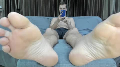 Snapshot of pablo_feet chatting on 11/18/25, 03:45 Paolo 187 84 online show from 11/18/25, 03:45