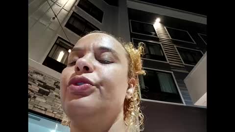 Snapshot of paidqueenbella chatting on 10/18/25, 05:21 paidqueenbella online show from 10/18/25, 05:21