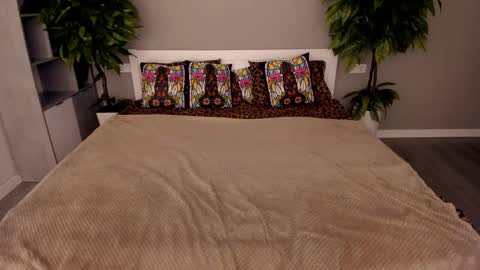 Paige online show from 12/04/25, 07:06