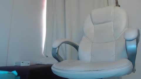 Snapshot of paiper_halliwey_ chatting on 10/12/25, 01:43 paiper online show from 10/12/25, 01:43