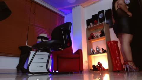 PAOLA  online show from 11/26/25, 10:05